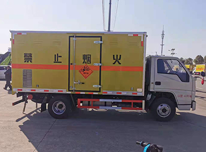 东成镇爆破器材运输车技术升级与安全合规新趋势